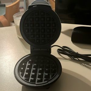DASH WW mini waffle maker